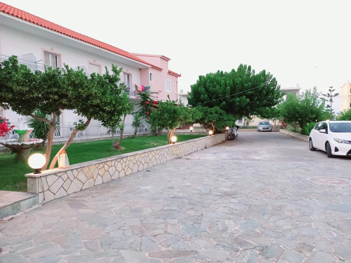 Akis Αλυκών